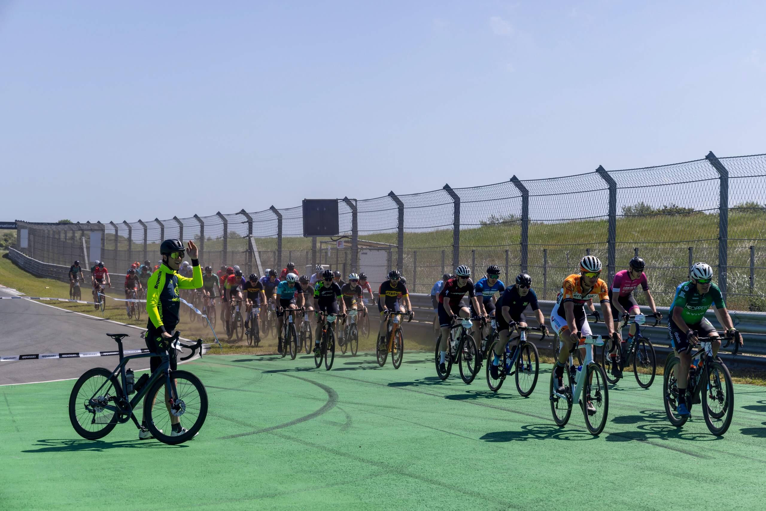 Een fietstour op circuit van Zandvoort om tegen stigma’s te bewegen